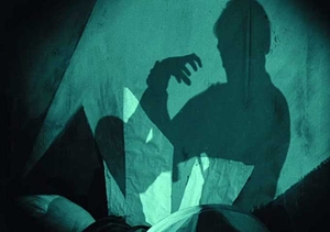 Das Cabinet des Dr. Caligari, restauriertes Szenenbild (Foto: © Friedrich-Wilhelm-Murnau-Stiftung, Wiesbaden (Murnau-Stiftung), digitale Bildrestaurierung: L'Immagine Ritrovata – Film Conservation & Restoration, Bologna)