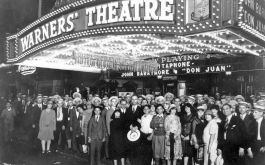 Kinopublikum vor dem Warners' Theatre in New York im Jahr 1926 (© picture-alliance / akg-images | akg-images)