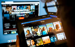Ein Tablet mit einem Filmangebot eines Streamingdienstes  (© picture alliance / Photoshot)