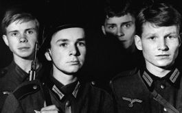Die Brücke, Szenenbild: Nahaufnahme: Vier Jugendliche in Wehrmachtsuniformen blicken nachdenklich in die Kamera. (© picture alliance / United Archives)
