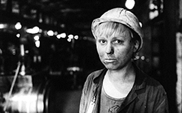 Winter adé, Szenenbild: Die Arbeiterin Christine Schiele mit Schutzhelm an ihrem Arbeitsblatt in einer Brikettfabrik (© DEFA Stiftung/Thomas Plenert)