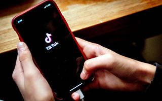Großaufnahme eines Handys, auf dessen Bildschirm das Tiktok-Logo zu sehen ist. (© ROBIN UTRECHT/picture alliance)