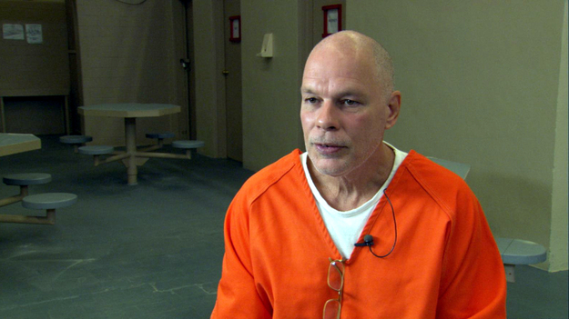 Im Todestrakt, Szenenbild: Ein Mann in orangefarbener Häftlingskleidung (© Werner Herzog Film)