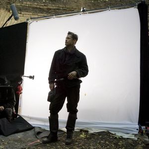 Brad Pitt am Set von Quentin Tarantinos Inglourious Basterds (Foto: Francois Duhamel)