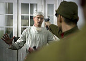 Steve Buscemi als Dr. Wilson im Film John Rabe, Szenenbild