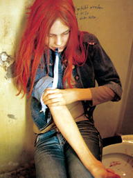 Christiane F. Wir Kinder vom Bahnhof Zoo, Szenenbild: Teenagerin spritzt sich auf einer Toilette Heroin (© 2017 EuroVideo Medien GmbH)