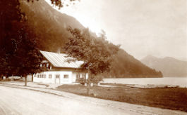 Walchensee Forever, Szenenbild: Schwarz-Weiß-Fotografie des Familiencafés am See (© Flare Film)