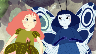 Szenenbild aus dem Animationsfilm Rosa und der Steintroll: Eine Fee mit rosafarbenen Haaren steht neben einem blau gekleideten Schmetterlingsmädchen. Beide schauen sich an. (© Kinostar Filmverleih)