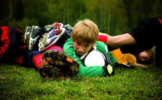 The Liverpool Goalie, Szenenbild: Nahaufnahme eines Jungen, der am Boden liegt und einen Fußball in den Händen hält (© drei-freunde Filmproduktions- und Verleihgesellschaft mbH &amp; Co. KG)