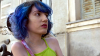 1 Meter 20, Szenenbild: Nahaufnahme/Porträt eines Mädchens im Teenageralte mit blauen Haaren, das in einem Rollstuhl sitzt. (© arte/Natalia Roca)
