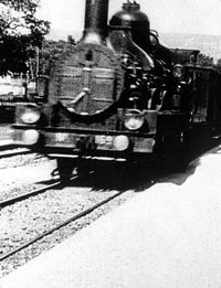 Die Ankunft eines Zuges auf dem Bahnhof in La Ciotat 1895, Ausschnitt aus einem Filmstill: die Lok (© picture alliance | akg-images)