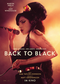 Plakat zum Film "Back to Black": Das Poster ist in warmen Braun- und Gelbtönen gehalten. Bildfüllend ist ein Bild der Sängerin Amy Winehouse, dagestellt von Marisa Abela, zu sehen, die ein Mirkofon an ihren Mund hält. Über den Filmtitel steht: "Ihre Stimme. Ihr Leben. Ihre Musik." (© StudioCanal)
