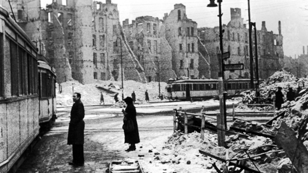 Berlin 1945, Schwarz-Weiß-Fotografie einer Kreuzung im zerstörten Berlin-Schöneberg (© rbb/bpk/Hanns Hubman)