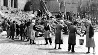 Berlin 1945: Schwarz-Weiß-Fotografie von Trümmerfrauen bei der Arbeit (© rbb/Gamma-Keystone via Getty Images)