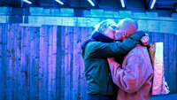 Berlin Bytch Love, Szenenbild: Ein Mädchen und ein Junge, beiden im Teenageralter, umarmen und küssen sich. Die Szene ist in blaues Licht getaucht. (© UCM.ONE / Silentfilm)