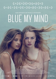Blue My Mind, Filmplakat(© Tellfilm/Meteor Film GmbH): Zwei 15-jährige Mädchen stehen dicht beieinander, ihre Haare wehen im Wind.