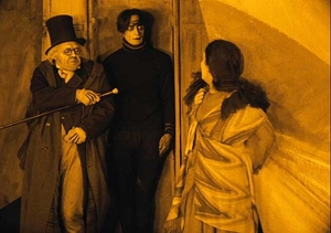 Das Cabinet des Dr. Caligari, Szenenbild (Foto: © Friedrich-Wilhelm-Murnau-Stiftung, Wiesbaden (Murnau-Stiftung), digitale Bildrestaurierung: L'Immagine Ritrovata – Film Conservation & Restoration, Bologna)
