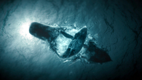 Der Schwarm, Szenenbild: Unterwasseraufnahme, auf der man die Umrisse eines wals sieht und ein Boot in zwei Teilen (© ZDF und Staudinger + Franke/[M] Serviceplan)