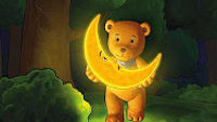 Der Mondbär - Das grosse Kinoabenteuer, Szenenbild: Ein Bär trägt im Wald eine Mondsichel in seinen Pfoten. (© Universum Film)