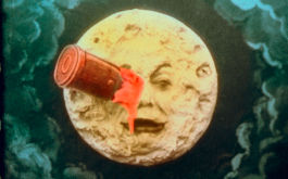 Die Reise zum Mond (1902), Szenenbild: Eine Raktete ist im Auge des Mondmanns gelandet. (© Studiocanal)