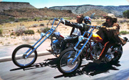 Easy Rider (1969), Szenenbild: Zwei Männer fahren auf ihren Motorrädern durch die Prärie (© picture alliance / Captital Pictures | CAP/RFS)