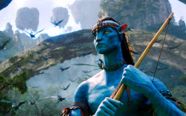 Avatar – Aufbruch nach Pandora, Szenenbild: Ein blaues, menschenähnliches Wesen steht in einem Urwald (© picture alliance / dpa | Twentieth Century Fox)