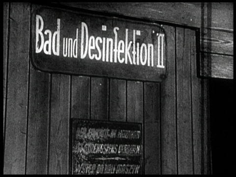 Nacht und Nebel, Filmstill in Schwarz-Weiß: eine Holztür mit dem Schil "Bad und Desinfektion II"