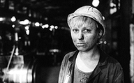 Winter adé, Szenenbild: Die Arbeiterin Christine Schiele mit Schutzhelm an ihrem Arbeitsblatt in einer Brikettfabrik (© DEFA Stiftung/Thomas Plenert)