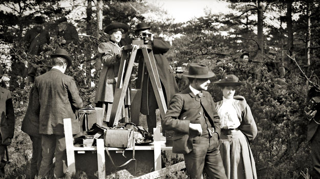 Regisseurin Alice Guy (oben, links) bei den Dreharbeiten zu La vie du Christ in Fontainebleau (1906) (© picture alliance / Everett Collection )

