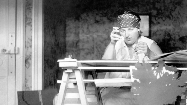 Die Silhouettenfilm-Künstlerin Lotte Reiniger bei der Arbeit (um 1930) (© picture-alliance / akg-images)