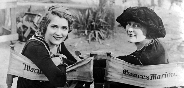 Die Schauspielerin Mary Pickford und Regisseurin und Drehbuchautorin Frances Marion im Jahr 1920 (© Mary Pickford Company / United Artists, Public domain, via Wikimedia Commons CC BY-SA 4.0)