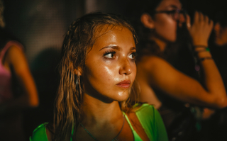 How to Have Sex, Szenenbild: Großaufnahme eines verschwitzten Mädchens im Teenageralter, das in einem Tanzclub steht. (© Capelight Pictures / Nikolopoulos Nikos)