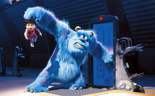 Die Monster AG, Szenenbild aus dem Animationsfilm: Ein sehr großes Monster mit blauem Fell und Hörnern hält ein kleines Mädchen in der Hand und streckt es weit von sich. Das Ungeheuer schaut das Kind ängstlich an und öffnet zugleich eine Tür. Das Mädchen scheint Spaß zu haben. (© picture alliance / United Archives / kpa Publicity)