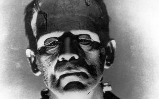 Frankenstein, Szenenbild: schwarz-weiße Nahaufnahme eines Mannes mit Narben im Gesicht und Schrauben am Hals (© picture-alliance/akg-images/akg-images)