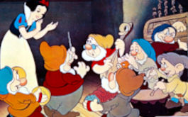 Schneewittchen und die sieben Zwerge, Szenenbild aus dem Zeichentrickfilm: Am linken Bildrand steht Schneewittchen, um sie herum die sieben zwerge. (© picture alliance / United Archives | United Archives / IFTN)