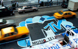 Aufsicht auf die begahrene 6th Avenue in New York. Auf dem Asphalt steht der Schriftzug MTV. (© Pictures Alliance/AP Photo/Todd Plitt)