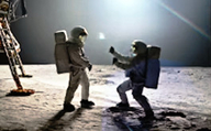 DJ Shadow feat. De La Sould: Rocket Fuel, Still aus dem Musikvideo: Zwei Astronauten in einer Mondlandschaft, die sich angreifen. (© DJ Shadow, Sam Pilling)