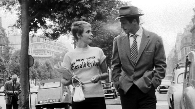 Außer Atem, Szenenbild: Eine junge kurzhaarige Frau läuft neben einem jungen Mann auf der Champs Elysée in Paris. (© Pictures Alliance/Collection Christophel)