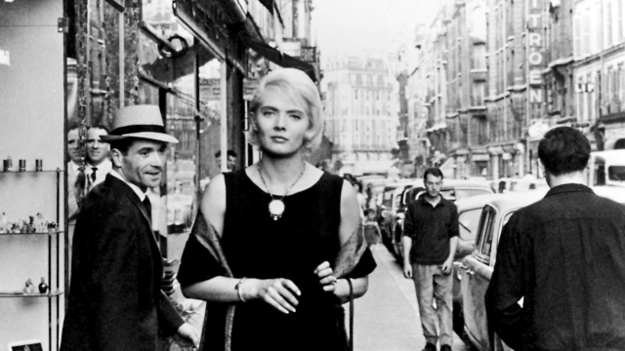Cléo – Mittwoch zwischen 5 und 7, Szenenbild: Eine junge, blonde Frau läuft auf einer belebten Straße auf die Kamera zu, ein Mann dreht sich nach ihr um. (ddp images)