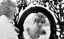 Cléo – Mittwoch zwischen 5 und 7, Szenenbild: Eine junge, blonde Frau schaut sich im Spiegel an. (ddp images)