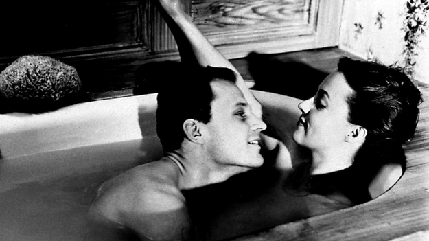 Die Liebenden, Szenenbild: Eine Frau und ein Mann liegen gemeinsam in der Badewanne. (© ddp images)