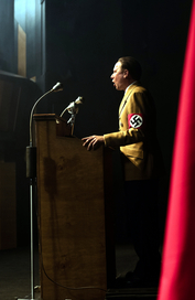 Führer und Verführer, Ausschnitt aus einem Szenenbild: Robert Stadlober in der Rolle von Joseph Goebbels, der eine Rede hält. (© Zeitsprung Pictures SWR Wild Bunch Germany / Stephan Pick)
