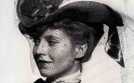 Fontane Effi Briest, Szenenbild: Nahaufnahme einer jungen Frau, die einen Hut mit Schleier trägt. Hanna Schygully in der Titelrolle (© picture alliance / United Archives/IFTN)