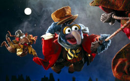 Die Muppets-Weihnachtsgeschichte, Szenenbild: Zwei Muppets-Puppen fliegen durch die Nacht. (© A.F. ARCHIVE / Alamy Stock Photo