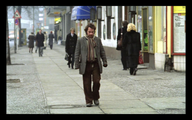 Stroszek, Szenenbild: Ein Mann geht in Berlin auf einem Bürgersteig. (© Werner Herzog Film)