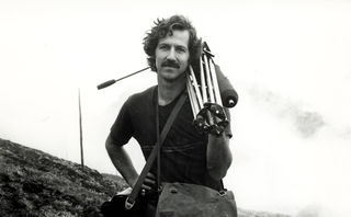 Werner Herzog bei den Dreharbeiten zu La Soufrière – Warten auf eine unausweichliche Katastrophe (1977), Werkfoto (© Werner Herzog Film)

