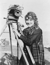 Die Schauspielerin und Filmproduzentin Mary Pickford mit Kamera um 1916 (© picture alliance / United Archives)