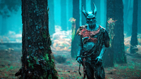 Hohlbeins Der Greif, Szenenbild: Ein Greif, ein mystisches Wesen mit Hörnern, steht in einem Wald zwischen Bäumen. (© Gordon A. Timpen, Amazon Studios)