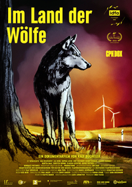 Filmplakat zum Dokumentarfilm "Im Land der Wölfe": Ein gezeichneter Wolf steht neben einem Baum vor rotem Abendhimmel. Im Hintergrund sind Windräder zu sehen. In gelben Buchstaben steht oben links der Filmtitel. (© Mindjazz Pictures)