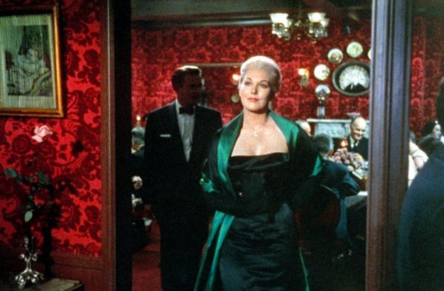 Vertigo – Aus dem Reich der Toten (Szenenbild: Eine Frau in einem grünen Kleid. Die Wände sind rot tapeziert. © picture alliance/Everett Collection)